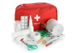 trousse de secours entreprise ouverte avec son contenu adapté aux risques